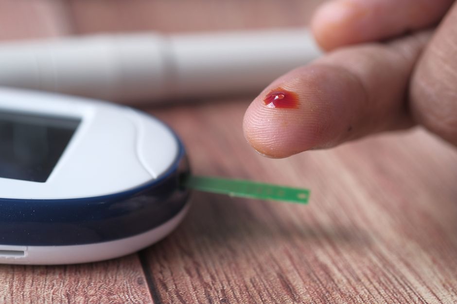 Prueba de glucosa con punción en el dedo y monitor
